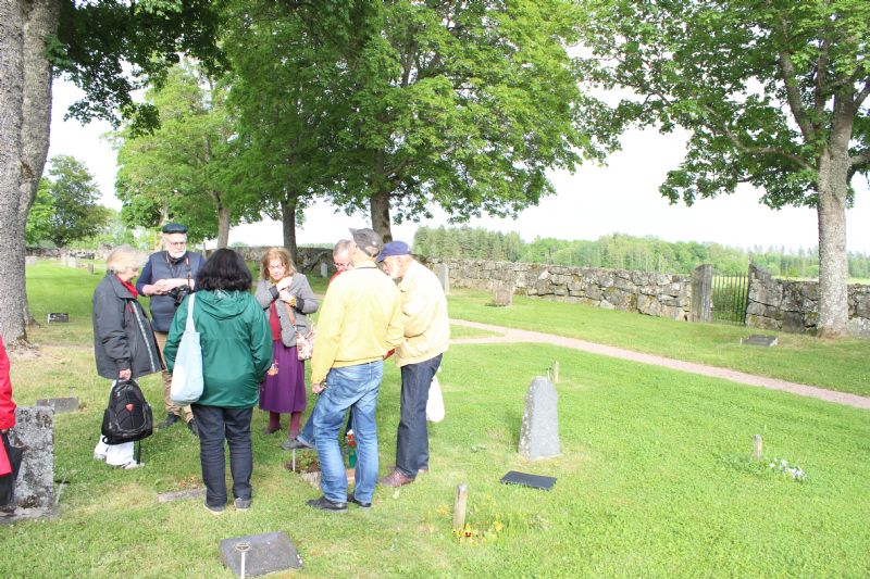 Samling vid Johan Alfred Johanssons, Jan Fridegårds far, gravsten på Tillinge kyrkogård den 17 juni 2014.